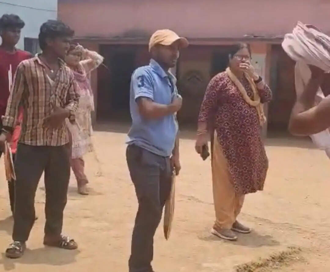 विद्यालय में शिक्षक पर हमला, जातिसूचक गाली और जान से मारने की धमकी का आरोप