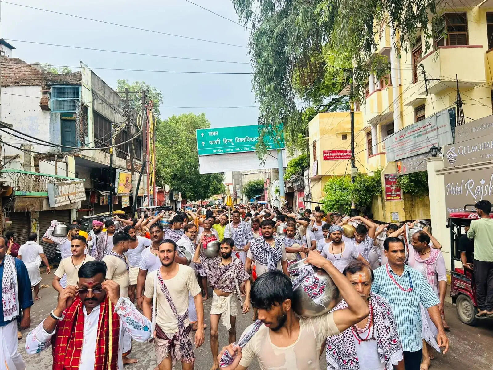 सावन के पहले सोमवार पर 94 साल पुरानी परंपरा निभा 40 हजार यदुवंशियों ने किया बाबा विश्वनाथ का जलाभिषेक
