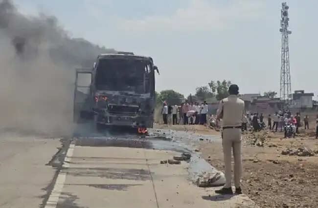 शाजापुरः आगरा-मुम्बई हाईवे पर चलती बस में लगी भीषण आग, बारातियों ने कूदकर बचाई जान