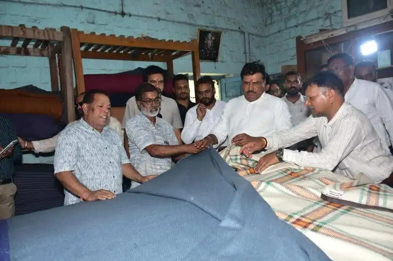 मंदसौरः खादी बोर्ड अध्यक्ष ने कम्बल केन्द्र एवं खादी ग्रामोद्योग एम्पोरियम का किया निरीक्षण
