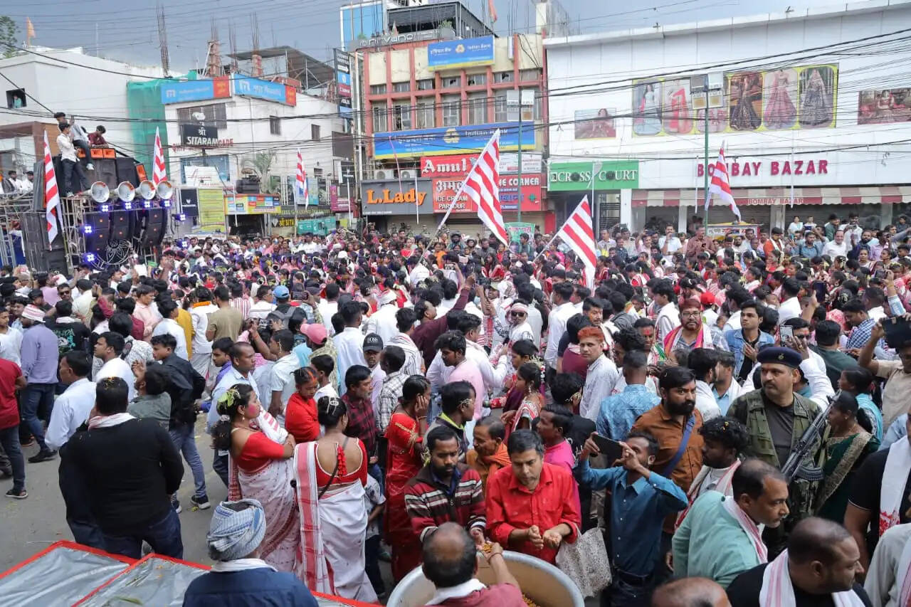 प्रकृति पर्व सरहुल की धूम, ढोल-नगाड़े और मांदर की थाप पर झूम उठी रांची