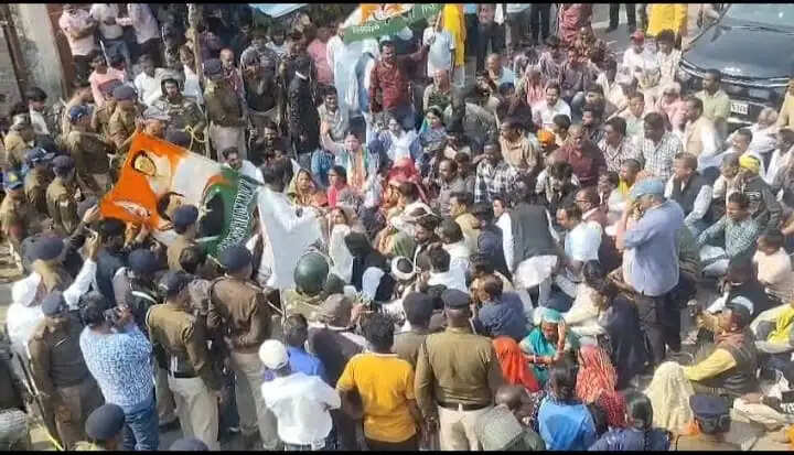 अनूपपुर: यात्री ट्रेनों के ठहराव के लिए कांग्रेस का धरना प्रर्दशन, रेलवे ने 2 माह का मांगा समय