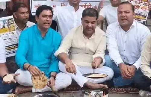 महंगाई के खिलाफ प्रदेशभर में कांग्रेस का अनोखा विरोध-प्रदर्शन,&nbsp;कहीं शक्कर बांटी, कहीं चूल्हे पर रोटियां बनाईं