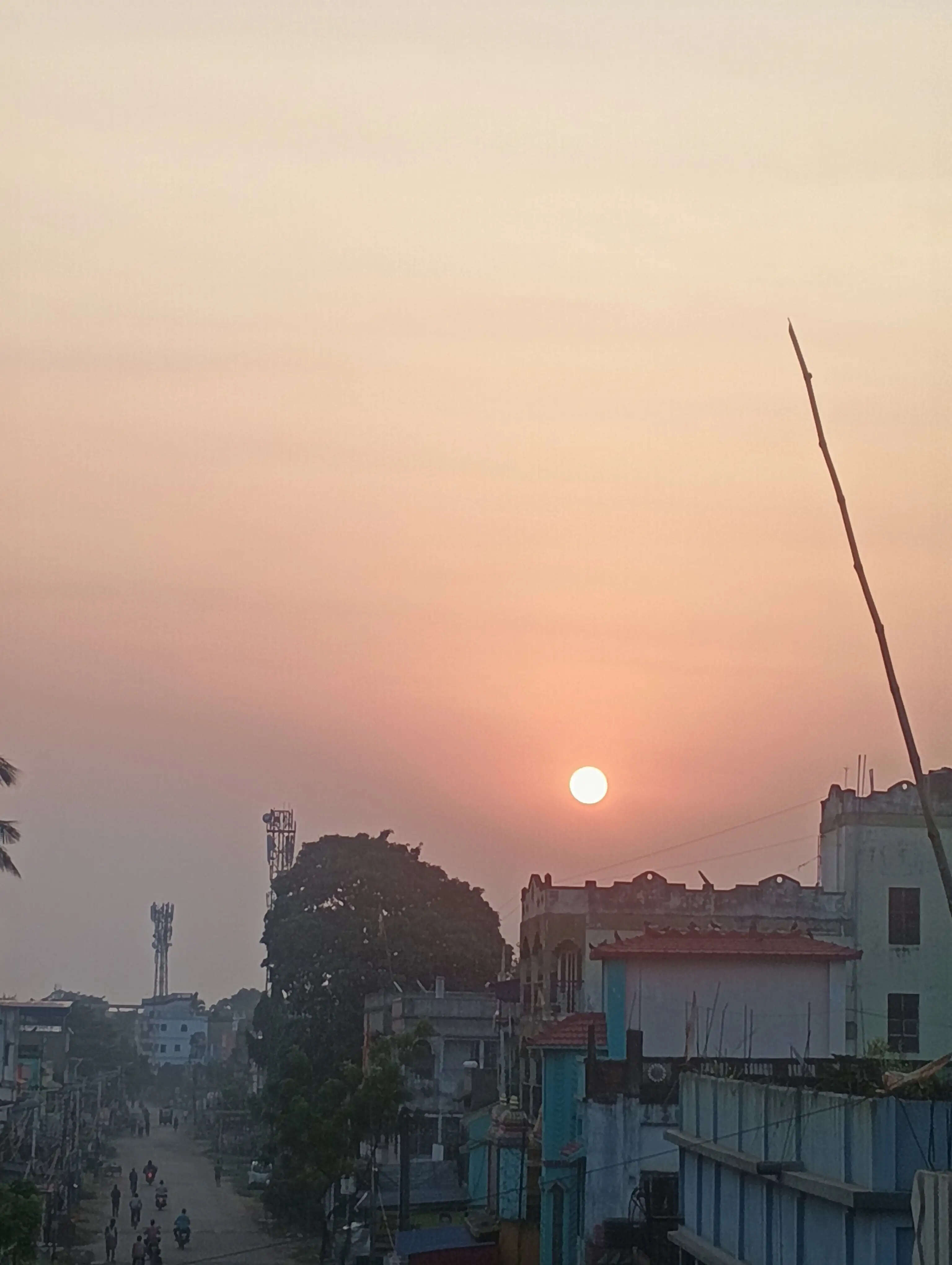 पश्चिम बंगाल में आज मौसम रहेगा गर्म और उमस भरा, कुछ हिस्सों में बारिश की संभावना
