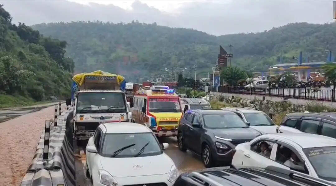 बरसात के बाद राष्ट्रीय राजमार्ग 27 पर यातायात पूरी तरह ठप