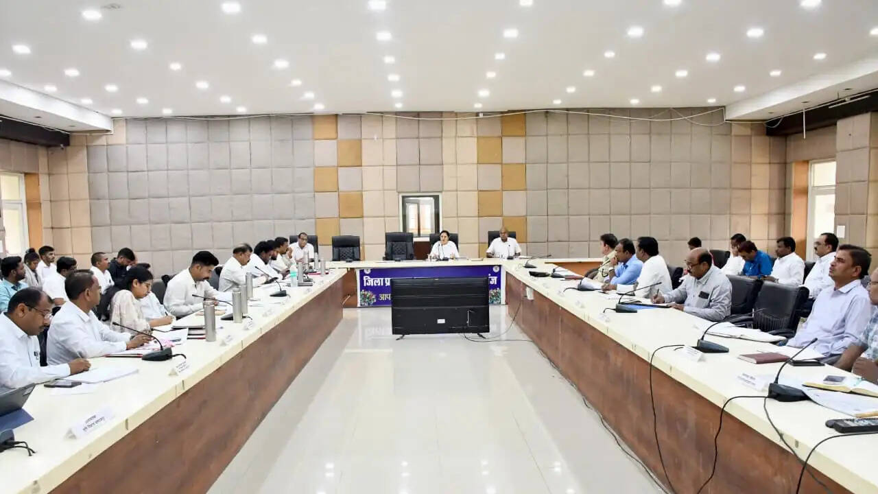 बलरामपुर : जनहित के कार्यों में तेजी लाने के निर्देश, योजनाओं की कलेक्टर ने की समीक्षा