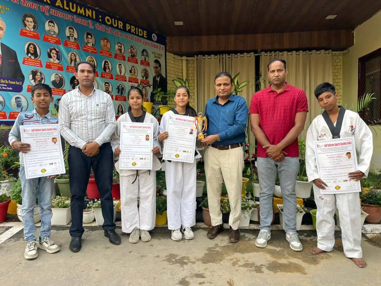 हिसार : मार्शल आर्ट : केएल आर्य डीएवी स्कूल व श्री देवी भवन स्कूल के विद्यार्थियों ने हासिल की ब्लैक बेल्ट