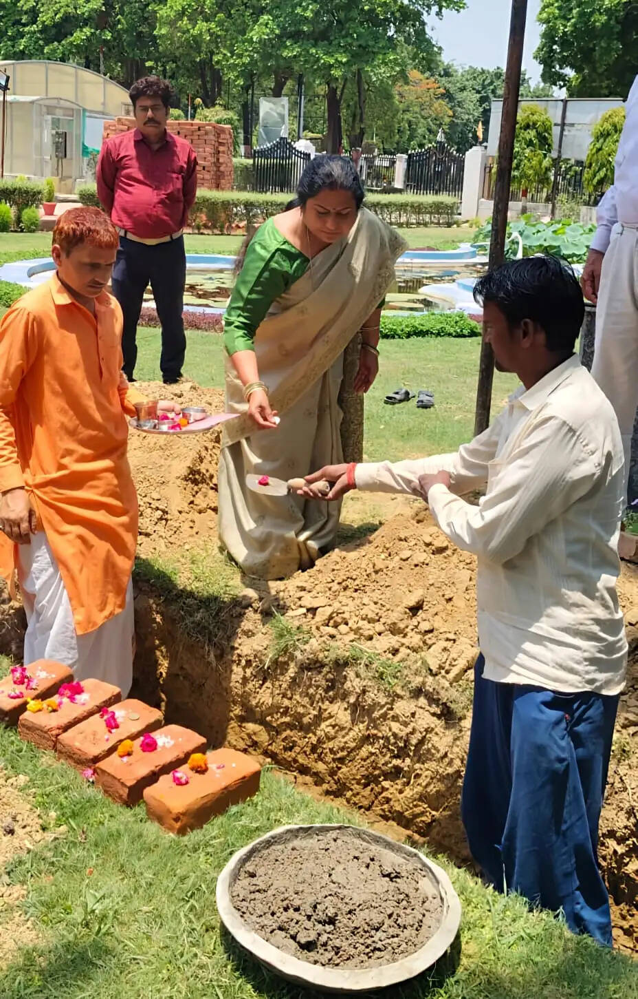 औषधि वाटिका में स्थापित होगी महर्षि सुश्रुत और उनके शिष्यों की मूर्तियां : डॉ. वंदना पाठक