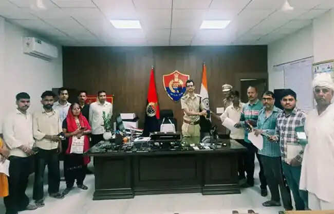रेवाड़ी पुलिस ने 25 लाख के 80 गुम मोबाइल बरामद कर असल मालिकों को लौटाए