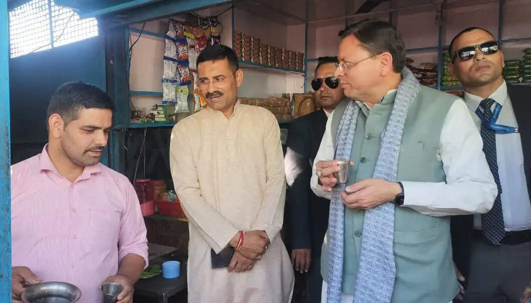 सड़क मार्ग पर उतरे धामी, सफर के दौरान किया निरीक्षण