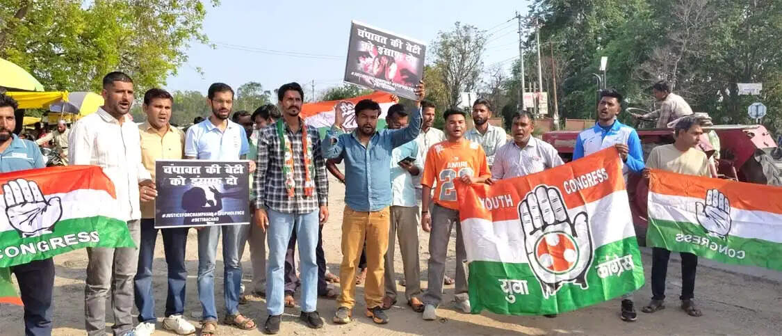 गैंडीखाता में युवा कांग्रेस का प्रदर्शन, सरकार के खिलाफ नारेबाजी