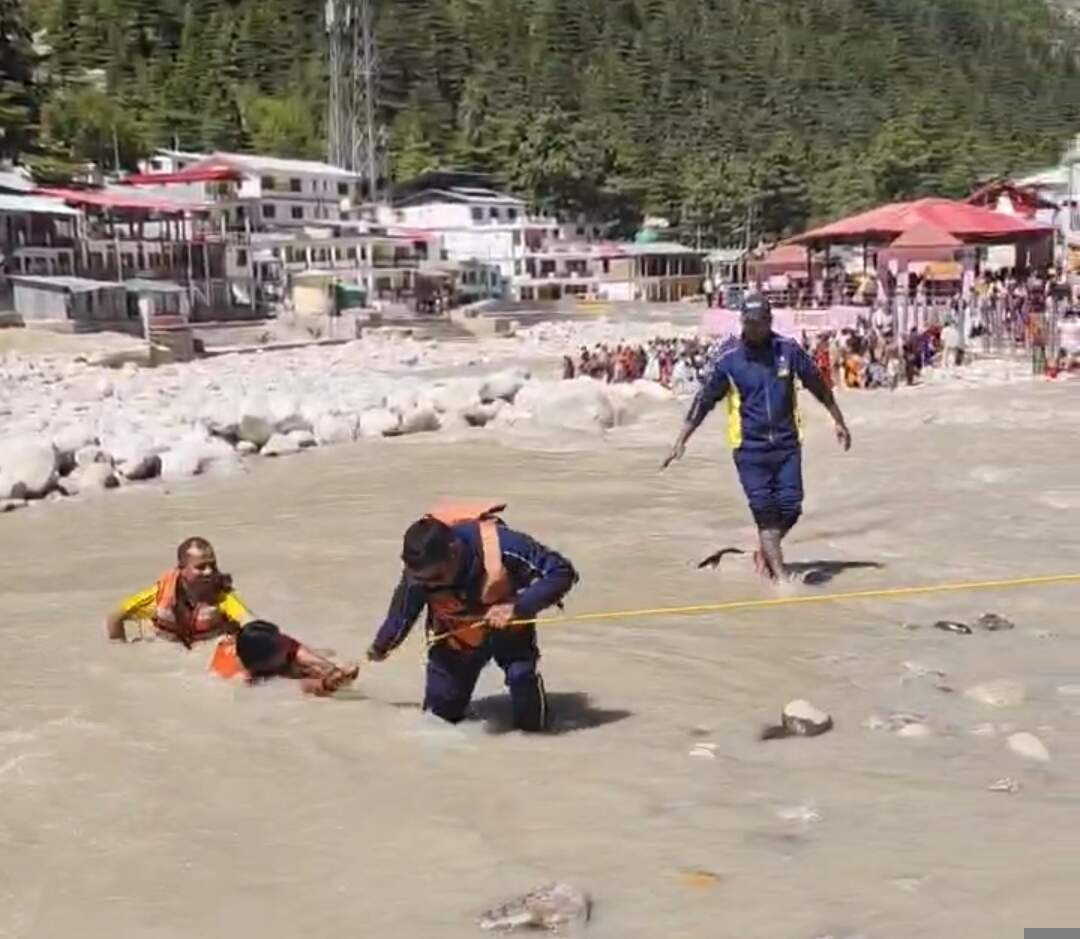 गंगोत्री धाम में भागीरथी के बीच फंसी महिला को बचाया, शक्ति नहर से महिला का शव बरामद