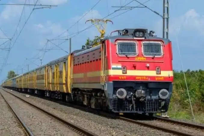 मुरादाबाद : यात्रियों की बढती भीड़ के मद्देनजर 10 ट्रेनों में लगाए जाएंगे अतिरिक्त स्लीपर कोच