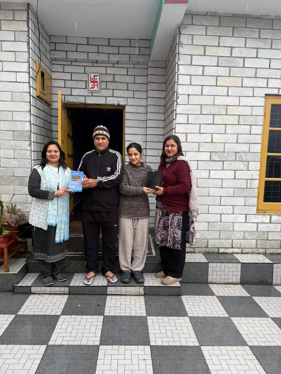 घर-घर जाकर बांटे औषधीय महत्व के अश्वगंधा के पौधे