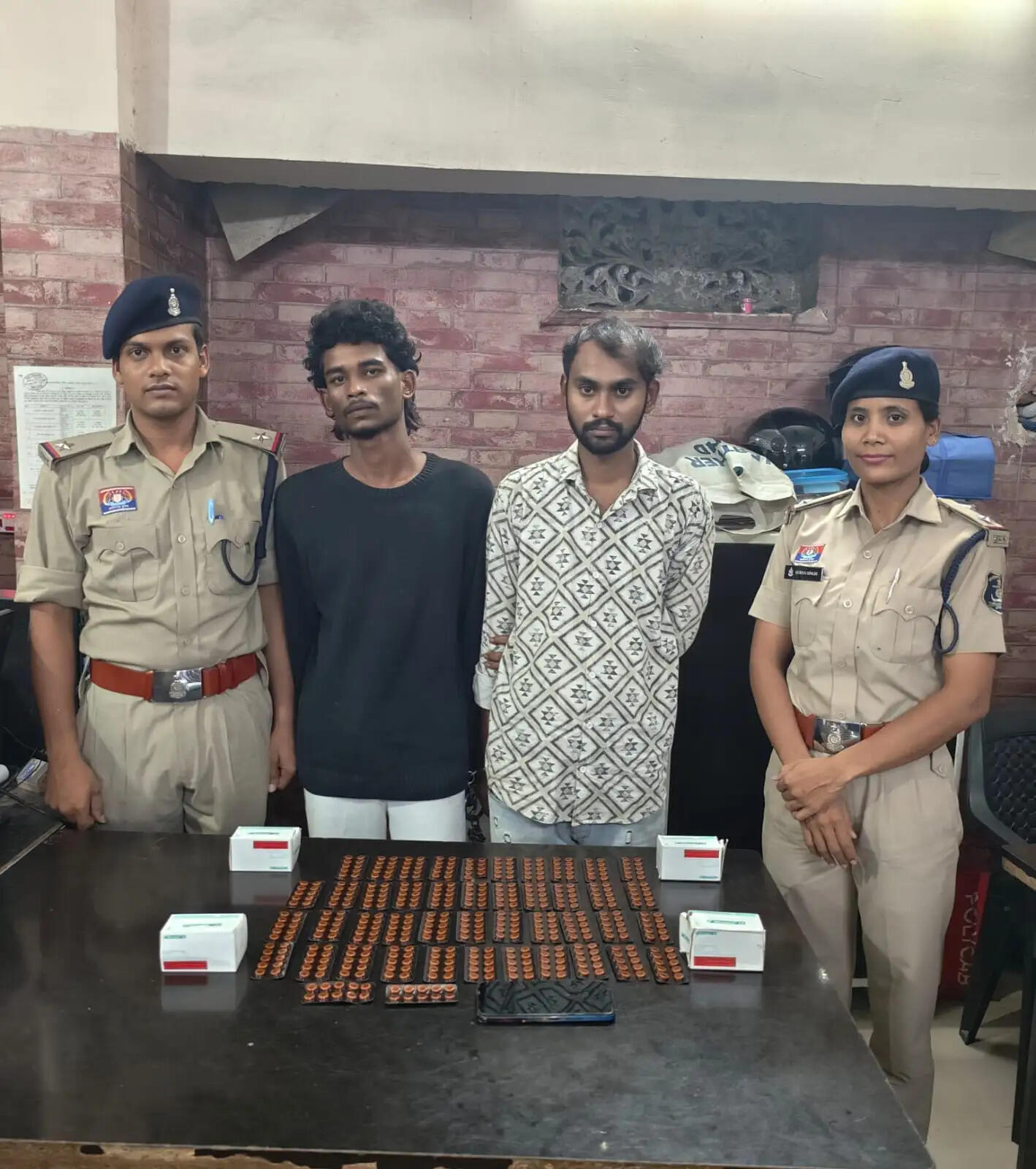रायपुर: प्रतिबंधित नशीली टेबलेट के साथ दो युवक गिरफ्तार, 1.83 लाख रुपये का माल जब्त
