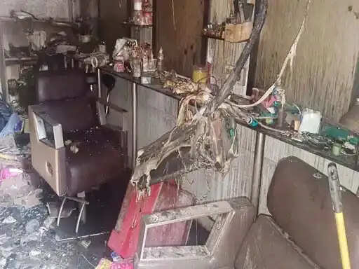 फरीदाबाद : शार्ट सर्किट से कॉस्मेटिक-ब्यूटी पार्लर की दुकान में लगी आग