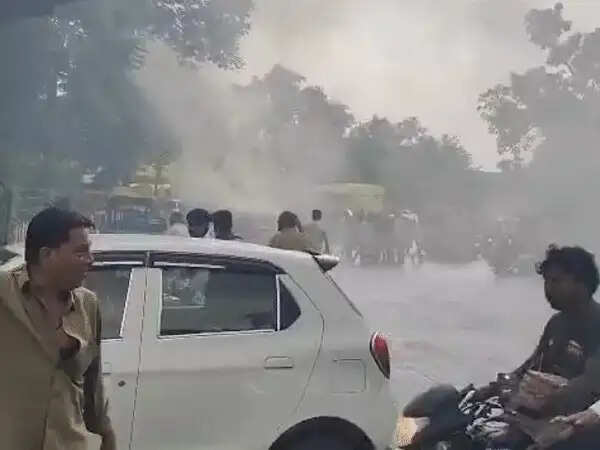 इंदौर में&nbsp;चलती कार में लगी&nbsp;आग, अंदर फंसा&nbsp;चालक&nbsp;60 प्रतिशत झुलसा,&nbsp;ट्रैफिक पुलिस ने कांच तोड़कर बाहर निकाला