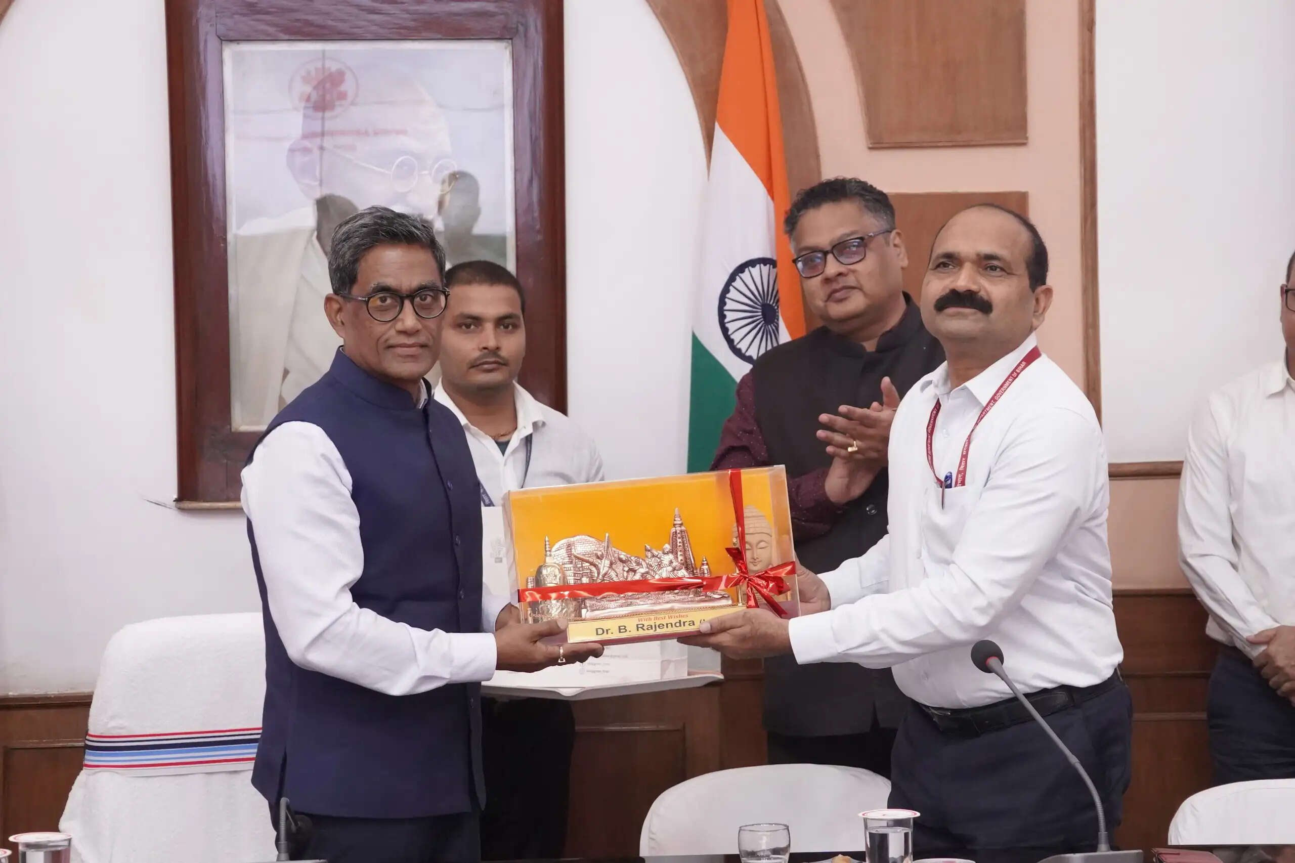 मुख्य सचिव प्रत्यय अमृत ने अपर मुख्य सचिव बी. राजेन्दर को दी भावभीनी विदाई