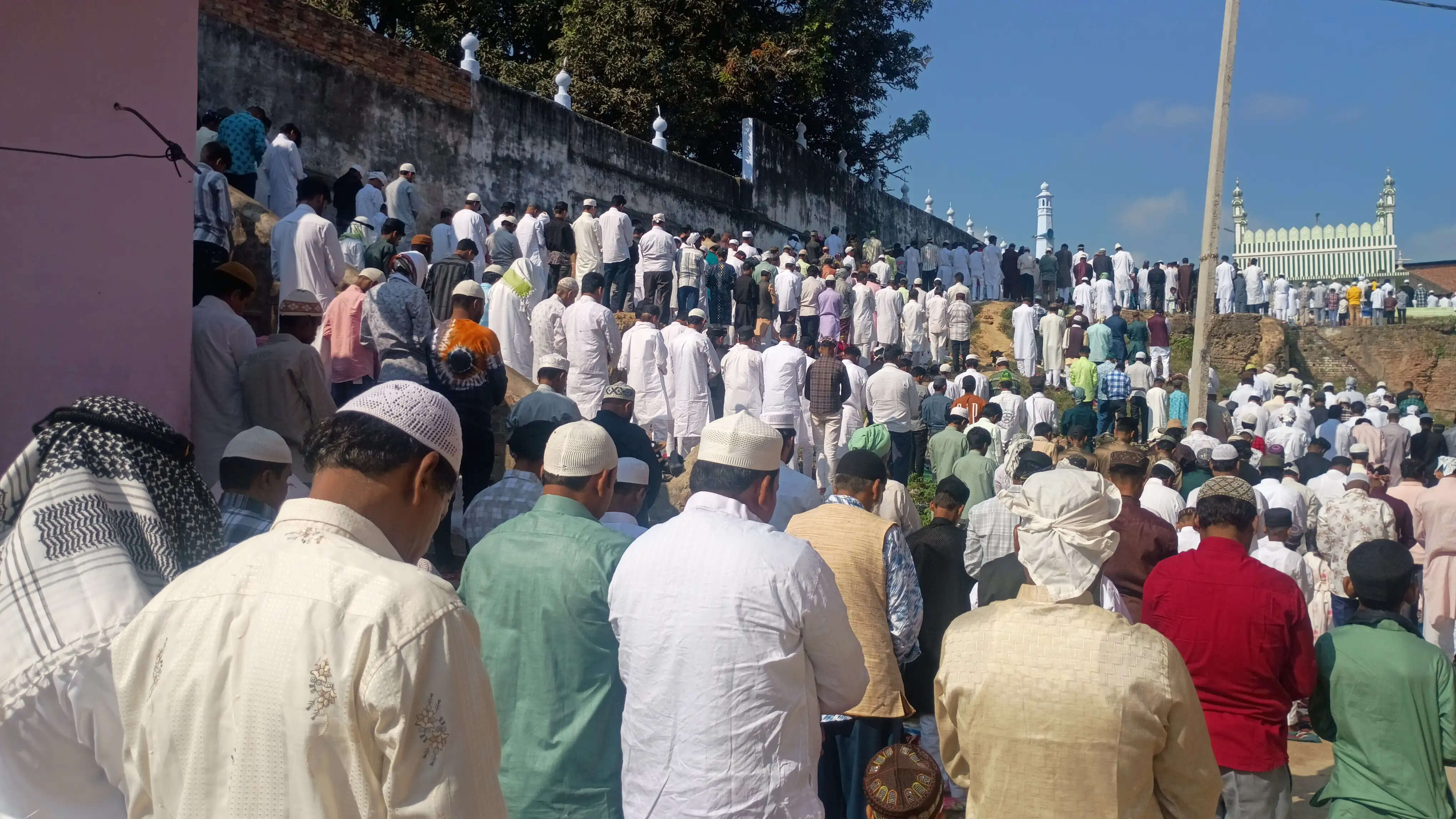 जौनपुर में अकीदत और उल्लास के साथ मनाई गई ईद-उल-फितर, शाही ईदगाह समेत सभी मस्जिदों में हुई नमाज