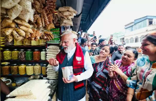 बंगाल में प्रोटोकॉल तोड़कर झालमुड़ी की दुकान पर पहुंचे पीएम मोदी, बच्चों को भी खिलाया