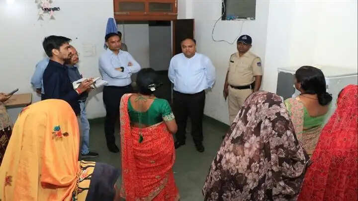 झाबुआः बालिकाओं की सुविधाओं से लेकर भोजन की गुणवत्ता तक, संभागायुक्त ने परखी छात्रावास की व्यवस्थाएं