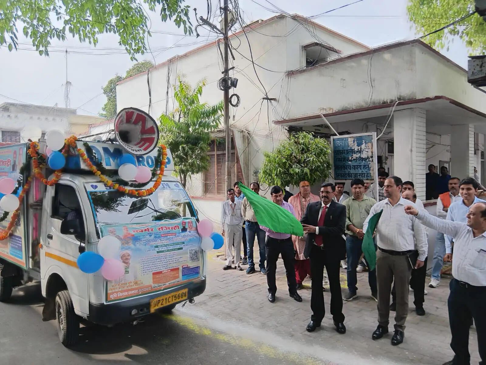 फार्मर रजिस्ट्री की जागरूकता बढ़ाने को मंडलायुक्त व जिलाधिकारी ने झंडी दिखाकर चार मोबाइल वैनों को किया रवाना