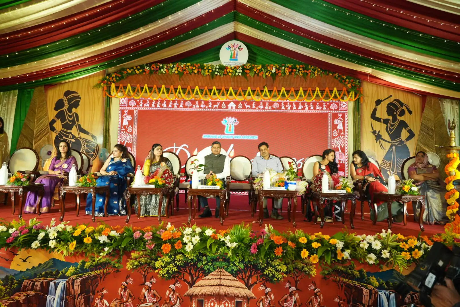 जेसोवा का दिवाली मेला शुरू, चाईबासा-दुमका को लाइब्रेरी के लिए मिला 15-15 लाख का चेक