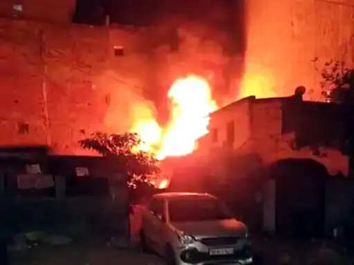 फरीदाबाद में आरओ मेन्युफैक्चरिंग यूनिट में लगी आग