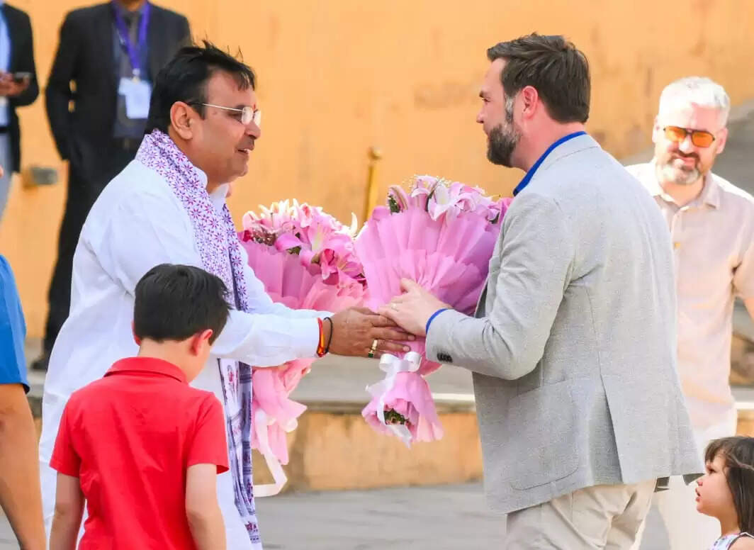 (अपडेट) अमेरिकी उपराष्ट्रपति जेडी वेंस ने&nbsp;परिवार&nbsp;के&nbsp;साथ&nbsp;आमेर किले का किया भ्रमण