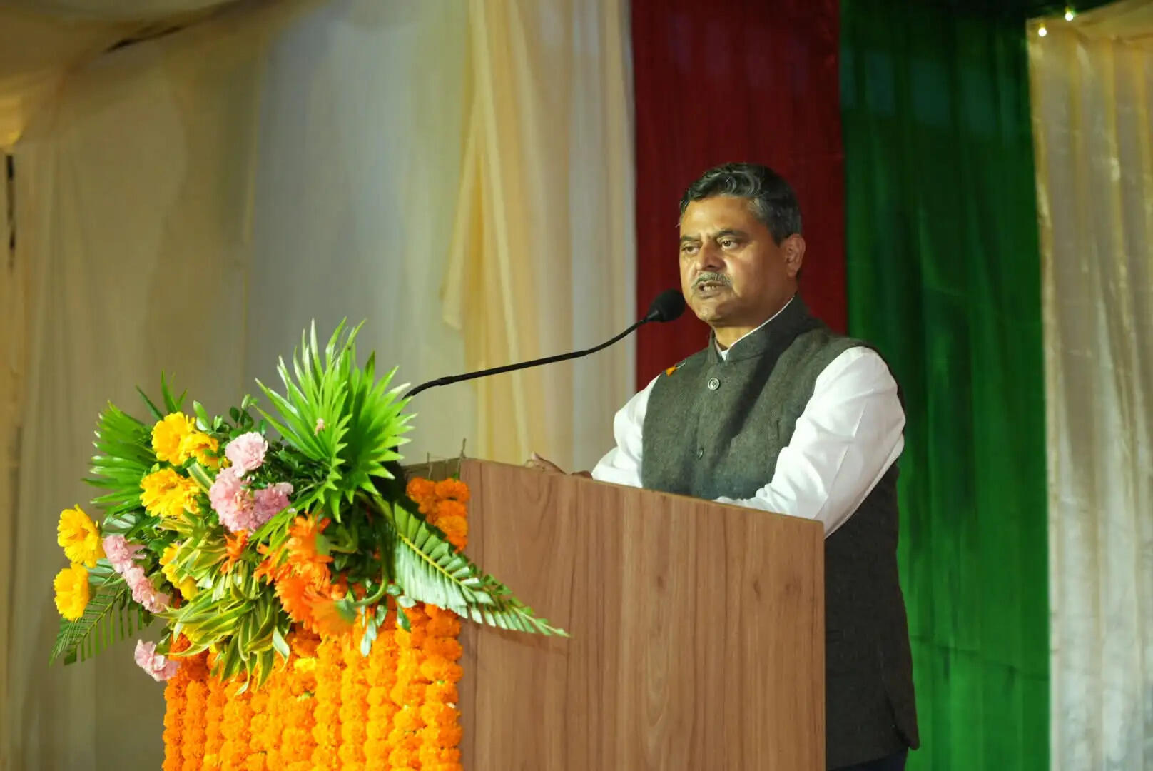 जेसोवा का दिवाली मेला शुरू, चाईबासा-दुमका को लाइब्रेरी के लिए मिला 15-15 लाख का चेक