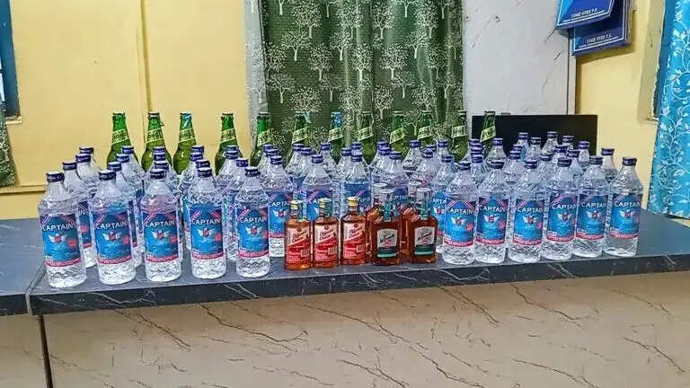 दुर्गापुर में अवैध शराब बिक्री के आरोप में एक गिरफ्तार, भारी मात्रा में देशी एवं विदेशी शराब बरामद