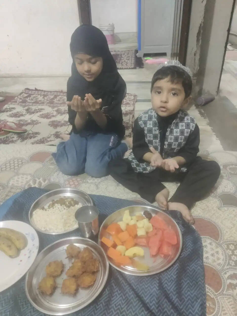 नन्हे बच्चों ने रोज़ा रखकर की इबादत,लोगों ने दी मुबारकबाद