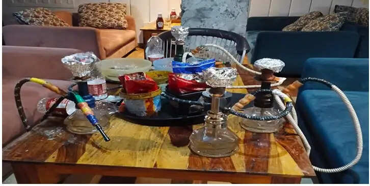 पुलिस ने अवैध हुक्का बार पर मारा छापा: हुक्के और नशे युक्त फ्लेवर पैकेट जब्त