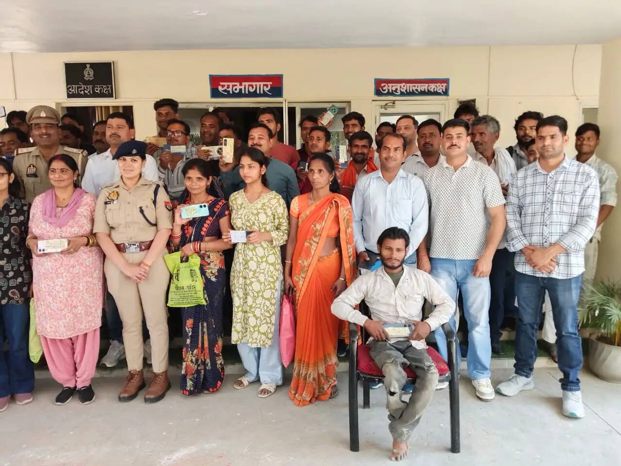 फिरोजाबाद पुलिस ने 60 मोबाइल बरामद कर मालिकों को लौटाए