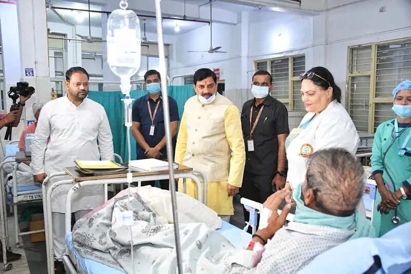 मुख्यमंत्री डॉ. यादव ने अस्पताल पहुंचकर पूर्व विधायक राव राजकुमार यादव के स्वास्थ्य की ली जानकारी