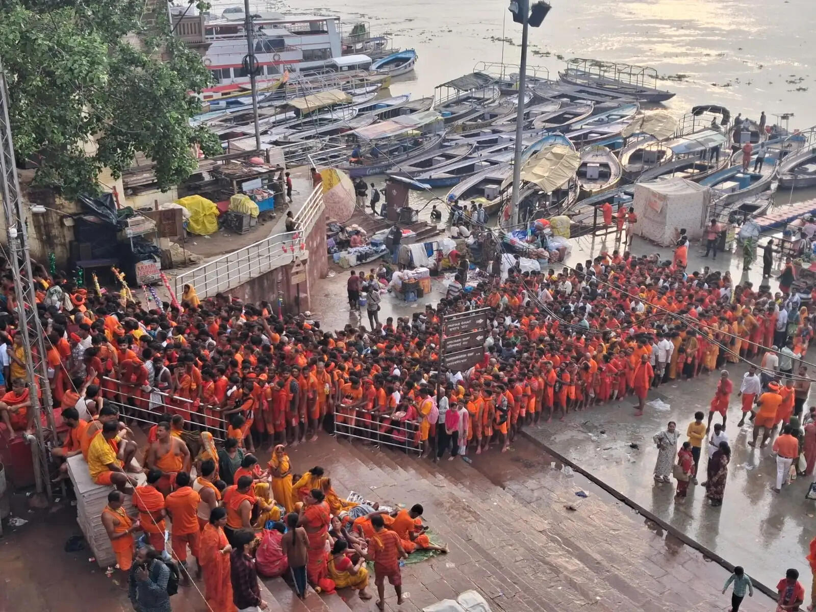 वाराणसी : सावन के दूसरे सोमवार जिलाधिकारी ने सड़क पर उतर कांवड़ियों से किया संवाद