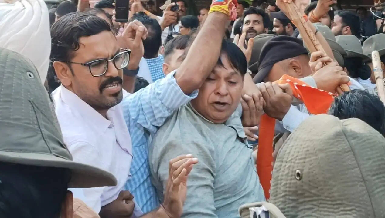 प्रधानमंत्री मोदी पर टिप्पणी से भड़की भाजपा: जयपुर में खड़गे का पुतला फूंका