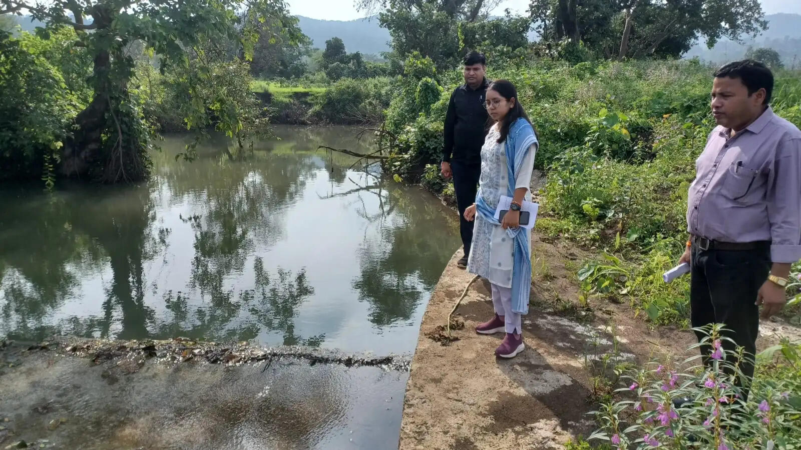 अनूपपुर: वाटरशेड योजना के विकास कार्यों एवं नादपुर के कस्टम हायरिंग सेंटर का जिला पंचायत सीईओ ने किया निरीक्षण