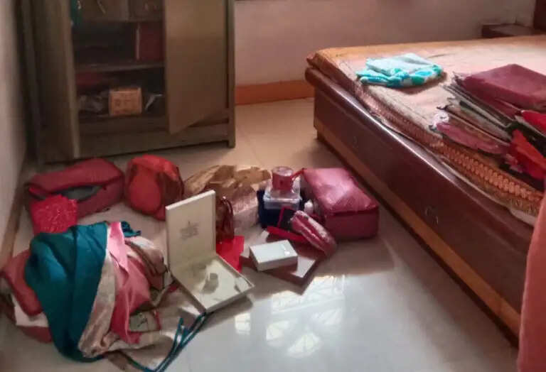 धारः फर्जी आयकर अधिकारियों की ठेकेदार के यहां दबिश, 50 तोला सोना और नगदी लेकर हुए फरार