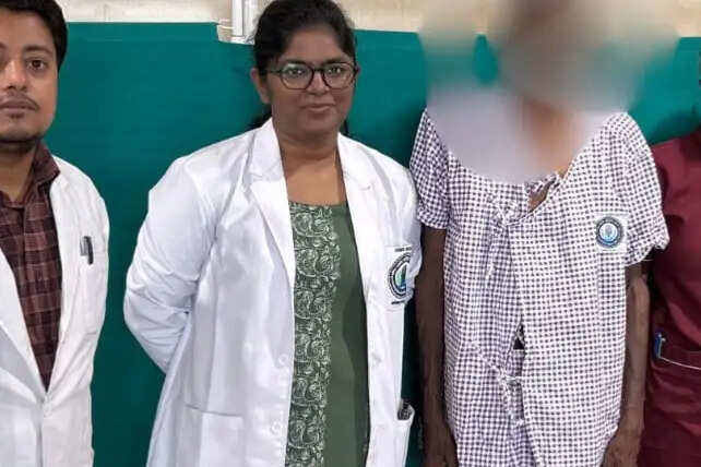 एम्स देवघर के डॉक्टरों ने मरीज के पेट से निकाला 12 किलो का कैंसर ट्यूमर