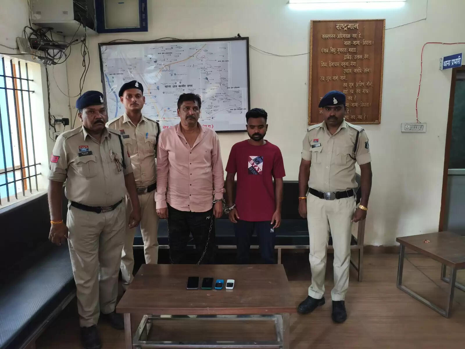 रायपुर : ऑनलाइन क्रिकेट सट्टा खिलाते दाे आरोपित गिरफ्तार, पांच लाख नगद व मोबाइल फोन जब्त