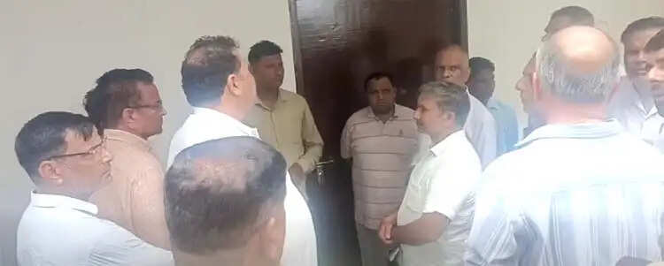 नारसन ब्लॉक में रिश्वत लेते पीआरडी के बीईओ को विजिलेंस ने दबोचा