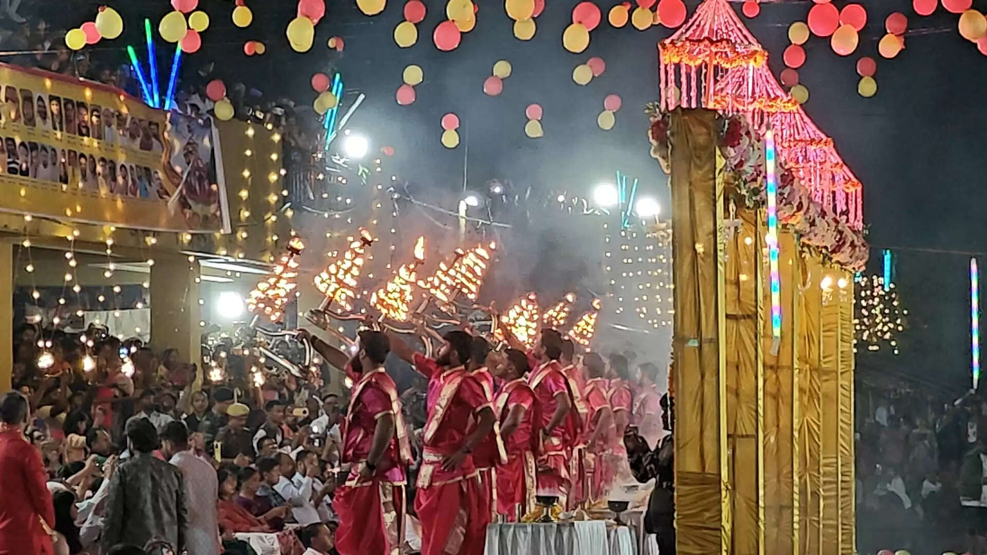 रजरप्पा में भैरवी नदी तट पर हुई गंगा आरती, हजारों श्रद्धालु हुए शामिल