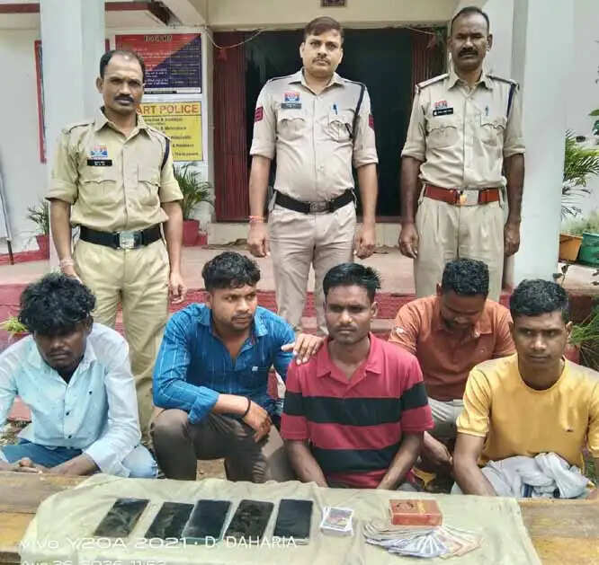 रूपये-पैसों का दांव लगाकर जुआ खेल रहे पांच जुआरी हिरासत में
