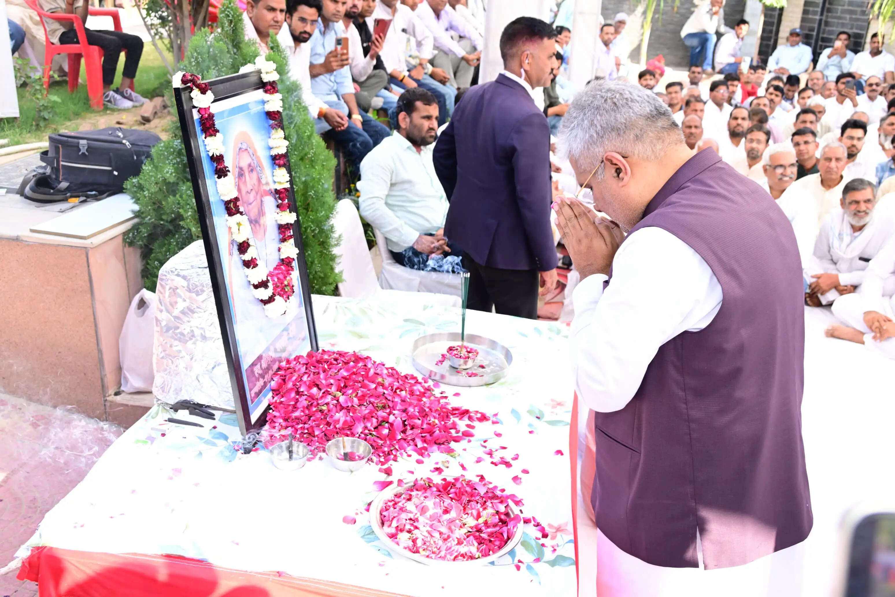 नेता प्रतिपक्ष जूली की माताजी के निधन पर सीएम भजनलाल शर्मा और केंद्रीय मंत्री भूपेंन्द्र यादव ने काठूवास पहुंचकर जताया शोक