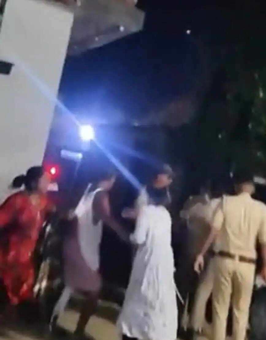 देवरिया : लूट के आरोपित को पकड़ने पहुंची पुलिस से भिड़ीं महिलाएं, धक्का-मुक्की का वीडियो वायरल
