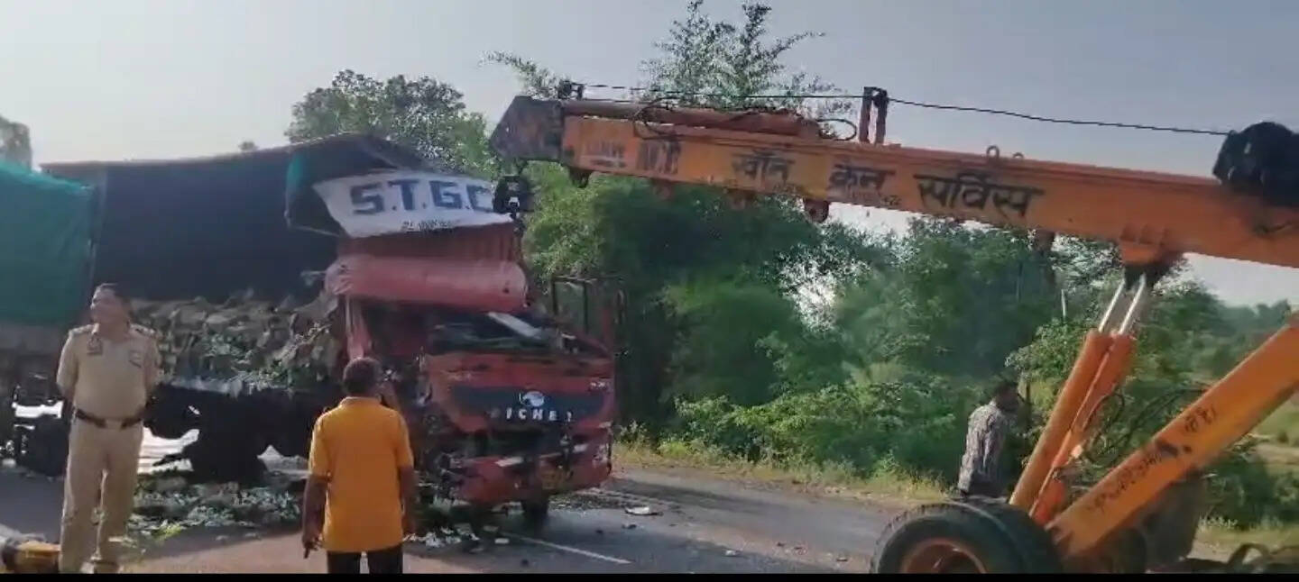 डीसीएम और ट्रक की टक्कर,एक की मौत