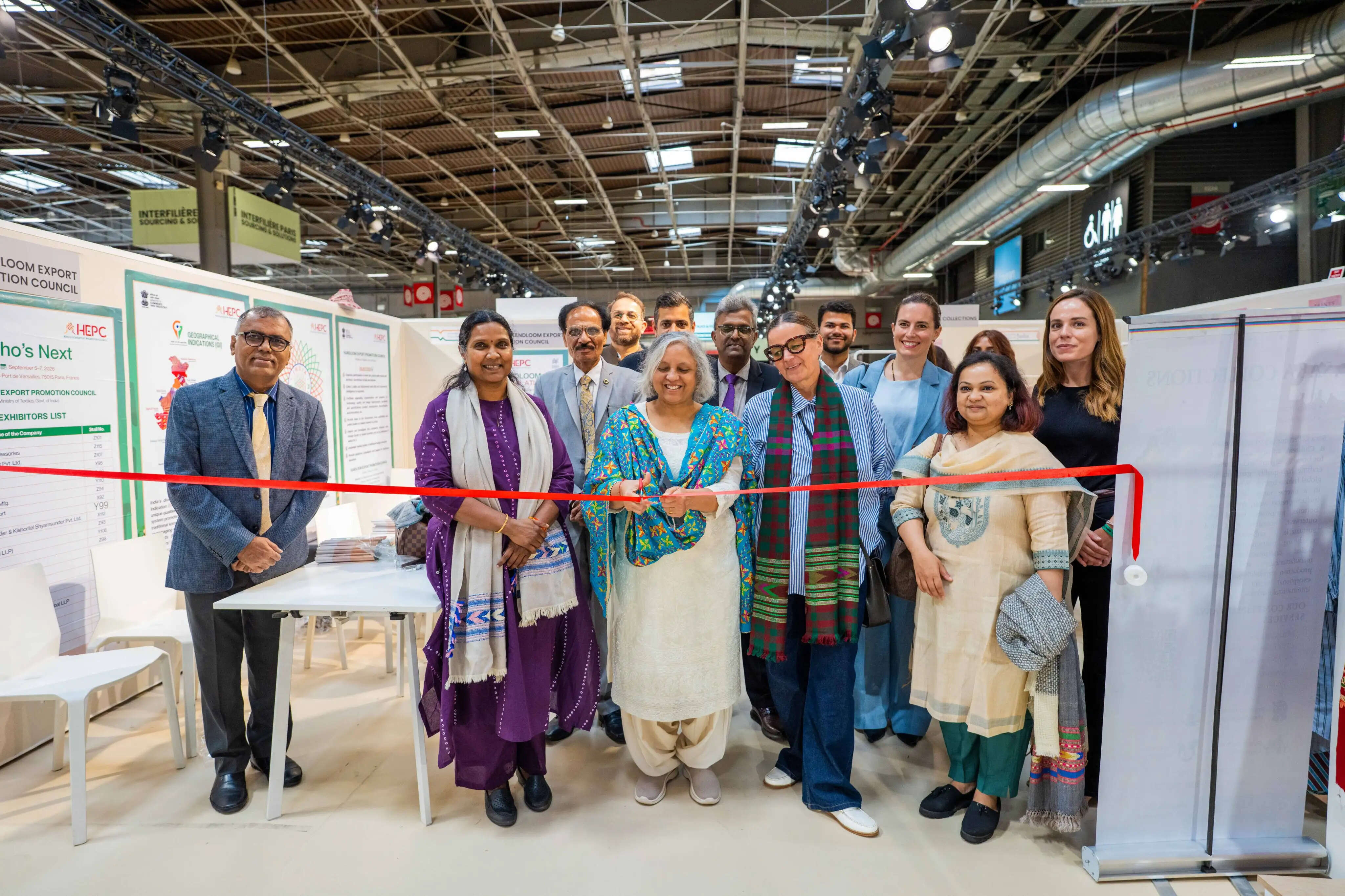 पेरिस में भारतीय पवेलियन में लगी 'हूज नेक्स्ट' प्रदर्शनी का उद्घाटन