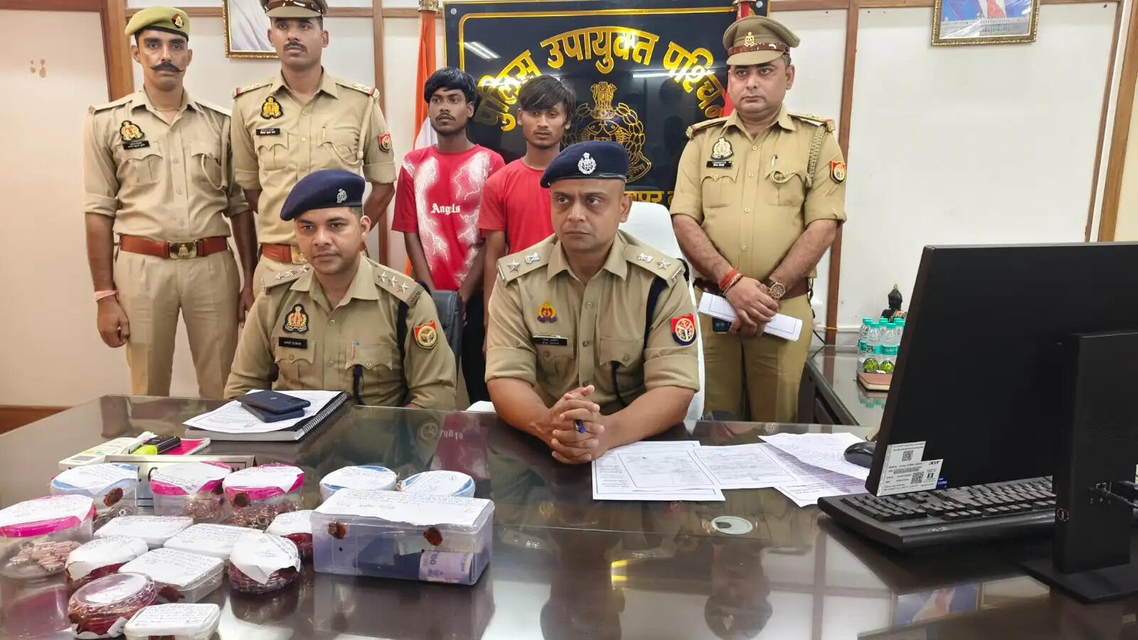 ज्वेलर्स की दुकान का शटर तोड़कर चोरी, किशोर समेत तीन गिरफ्तार