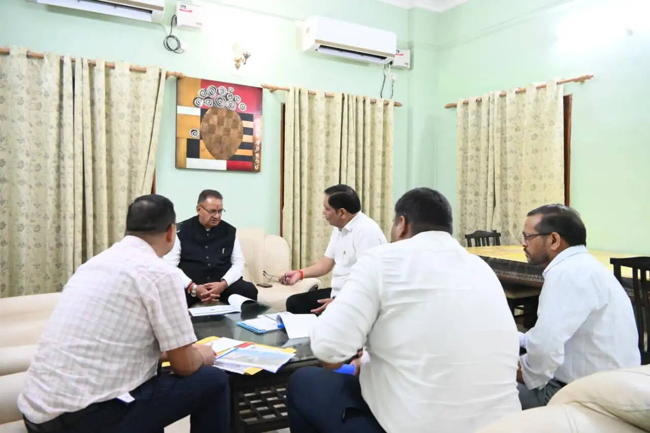 कृषि मंत्री गणेश जोशी ने मंडी बोर्ड की योजनाओं की समीक्षा की